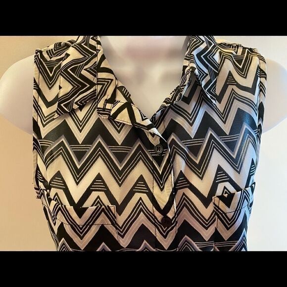 Womenâs No Boundaries Top SleevelessâButtonâDownâM - Picture 3 of 11